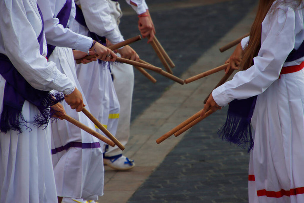 Baskische folklore dansers op een outdoor festival - Foto, afbeelding