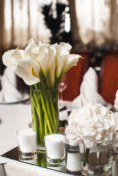 Blumenstrauß in der Vase auf dem Hochzeitstisch. - Foto, Bild