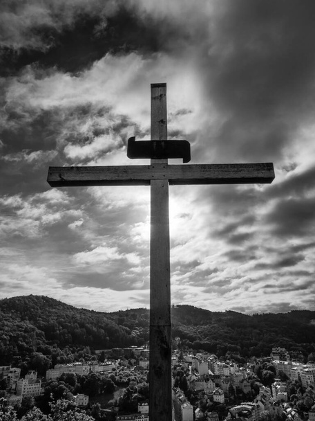 Christian Cross on Peter's Height Lookout or Petrova Vysina in Karlovy Vary, Bohemia, Czech Republic in Dramatic Black and White - Foto, Bild