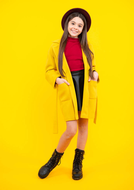 Sarı izole edilmiş arka planda günlük kıyafetlerle çekici, neşeli genç kız çocuğu. Sonbahar giysileri - Fotoğraf, Görsel