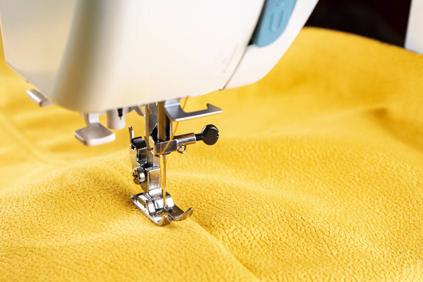 Сучасна швейна машина передня нога з лляною тканиною і ниткою, крупним планом, копіює простір. Процес шиття одягу, штор, оббивки. Бізнес, хобі, ручна робота, концепція ремонту переробки відходів, DIY
 - Фото, зображення