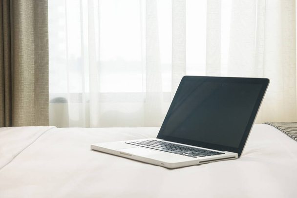 a laptop on a bed - Foto, imagen