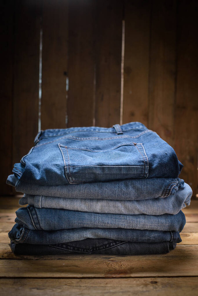jeans empilhados em um fundo de madeira - Foto, Imagem