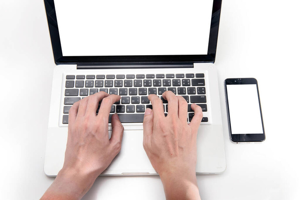чоловік друкує на клавіатурі ноутбука на білому тлі, вид зверху, руки крупним планом
 - Фото, зображення