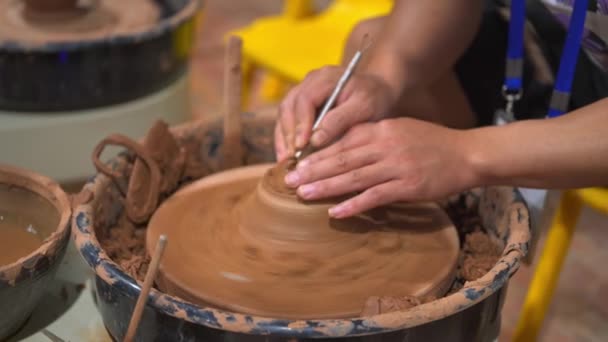A craftsman in a clay china shop is making clay utensils - Filmagem, Vídeo
