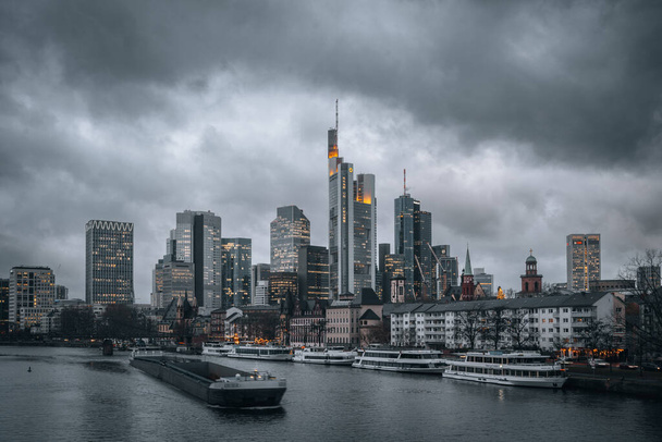 A scenic view of Frankfurt city with its skyscrapers and yachts on a dark gloomy day - Foto, Imagem