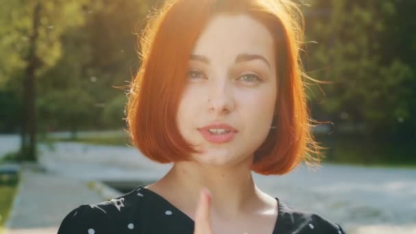 Female portrait outdoors in city dissatisfied redhead caucasian woman girl shakes index finger warns disapprovingly gesture caution sign disagreement no saying not never denies prohibition rejection - Séquence, vidéo