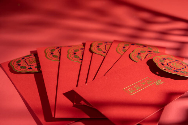 A number of red envelopes for Chinese New Year decorations on a red background - Foto, Imagen
