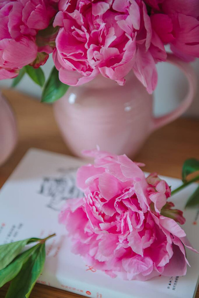 A vertical closeup of beautiful pink peonies in a vase - Foto, Imagem
