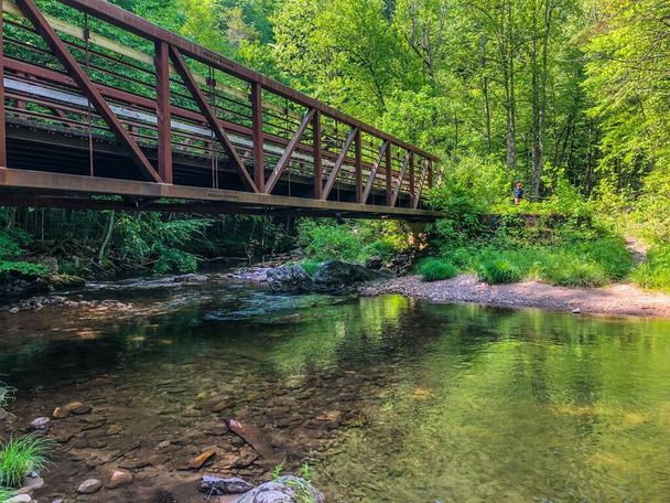 Un viejo puente sobre el tranquilo arroyo transparente en las montañas de los Apalaches del sur. - Foto, imagen