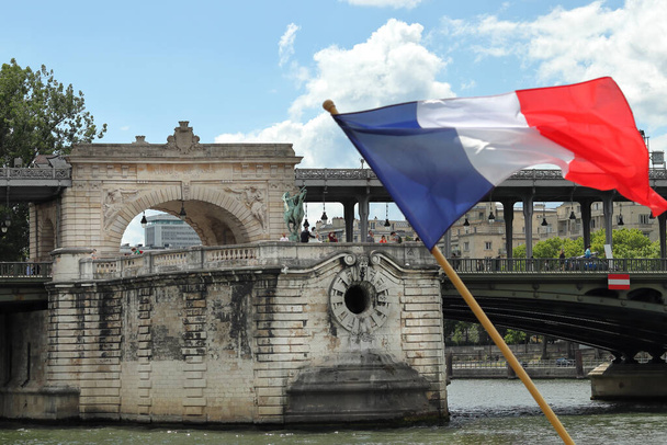 View of the Viaduc de Passy on Bir Hakeim bridge with French flag in the foreground - Valokuva, kuva