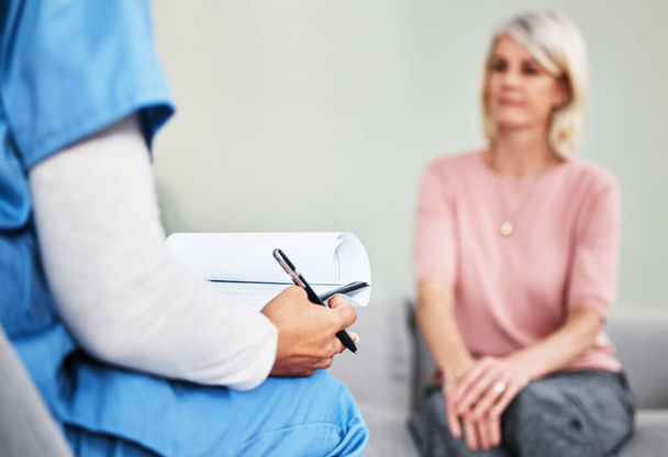 Давайте поговоримо про ваше здоров'я. жінка-медсестра сидить з буфером під час консультації з пацієнтом
 - Фото, зображення