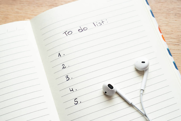 Open notebook To do list, paper, pen, headphones - Foto, afbeelding