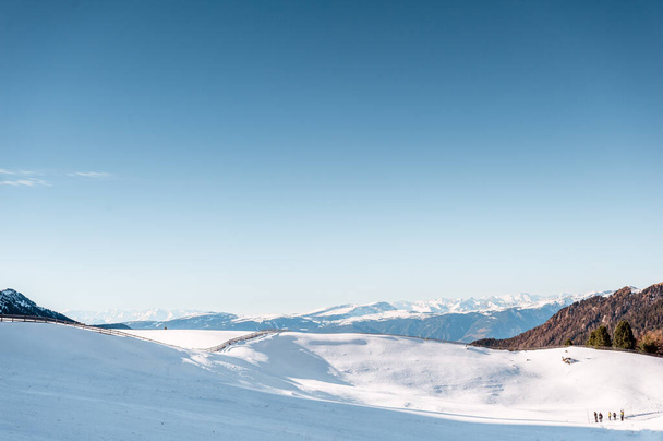 Egy gyönyörű kép a hótájról Dolomitban, Olaszországban - Fotó, kép