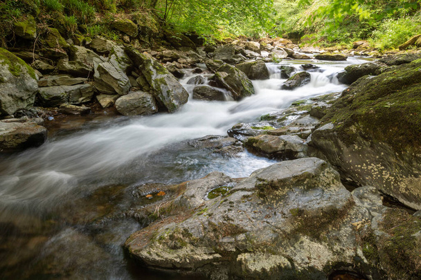 Exmoor国立公園のWatersmetでイーストリン川の滝の長い露出 - 写真・画像