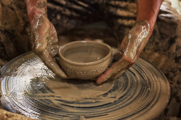 Potter makes on the pottery wheel clay pot - Φωτογραφία, εικόνα