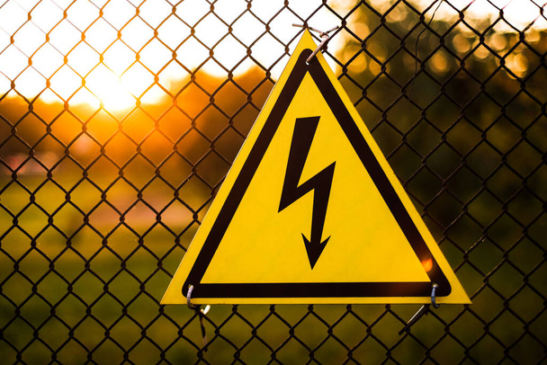 попереджувальний знак небезпека на паркані електростанції крупним планом
 - Фото, зображення
