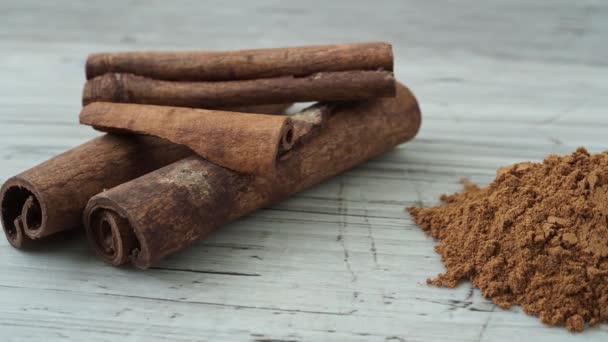 Ground cinnamon and cinnamon sticks (Cinnamomum zeylanicum) - Кадры, видео