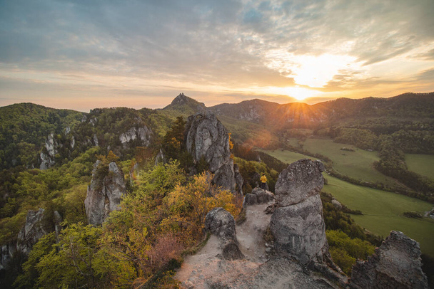 Alba a Sulov Rocks nella Slovacchia orientale. Paesaggio ruvido e incontaminato con rocce in luce arancione. - Foto, immagini