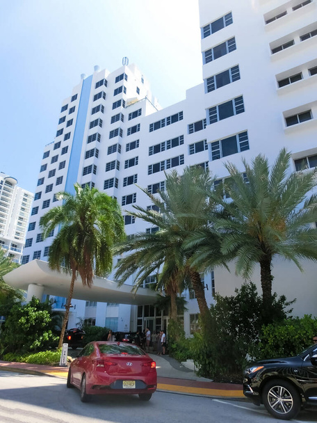 Fort Lauderdale, Florida, USA - 08. května 2022: Typický byt, budovy se silnicí v popředí Fort Lauderdale. - Fotografie, Obrázek