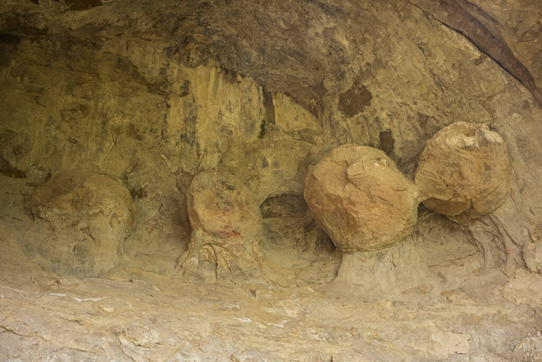 Pictograph Cave, a Montana State Park near Billings, home to three caves. It's the site of state's first professional archeological studies where 2000 year old paintings Native Americans can be view. - Foto, Bild
