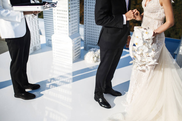 bruid en bruidegom uitwisseling van ringen op de huwelijksceremonie. - Foto, afbeelding