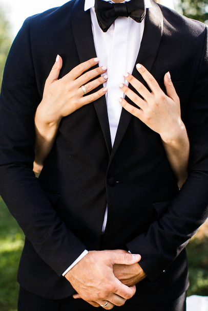 Αρραβώνα δαχτυλίδι στο δάχτυλο της νύφης. - Φωτογραφία, εικόνα