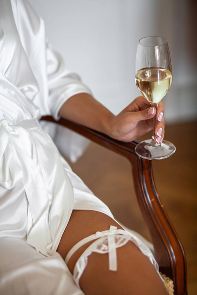 Невеста в шелковом халате на свадебных приготовлениях. - Фото, изображение