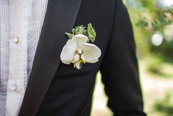 Elegant wedding boutonniere on the groom's suit. - Foto, imagen