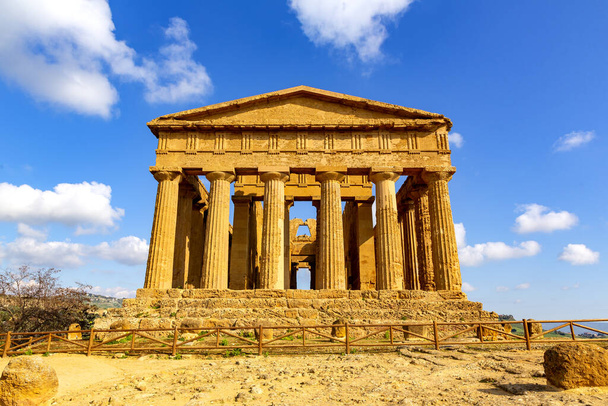 Temple of Concordia, Agrigento, Valley of the Temples, Archaeological Park - 写真・画像