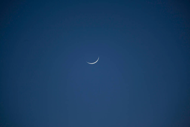 Luna di mezzaluna in un cielo blu - Foto, immagini
