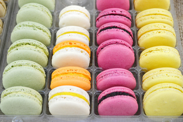 Reihe farbenfroher französischer Macarons - Foto, Bild