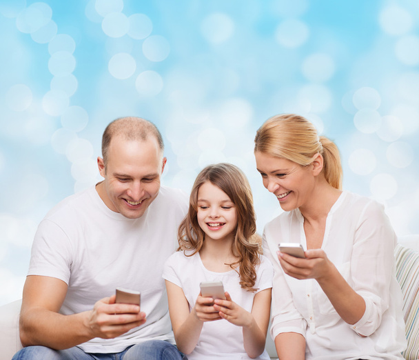 happy family with smartphones - Fotoğraf, Görsel