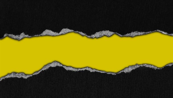 Sarı arkaplanda yırtılmış siyah kağıt, kopyalamak için boşluk - Fotoğraf, Görsel