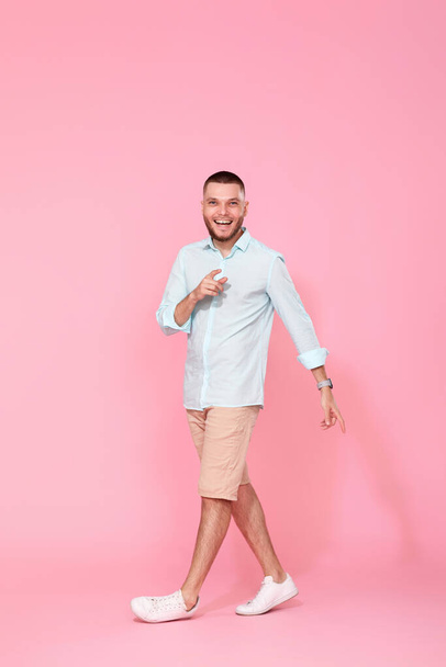 handsome happy man walks isolated on pink background. vacation summer. - Fotografie, Obrázek