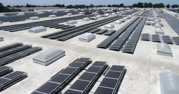 4k Pan Aerial of Solar Panels Mounted on Roof of Large Industrial Building or Warehouse. - Video, Çekim