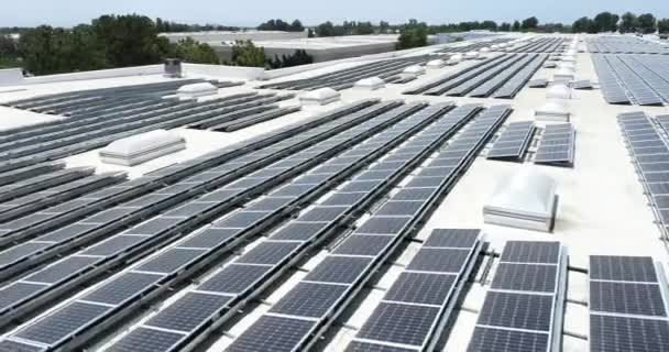 4k Pan Aerial of Solar Panels Mounted on Roof of Large Industrial Building or Warehouse. - Filmati, video