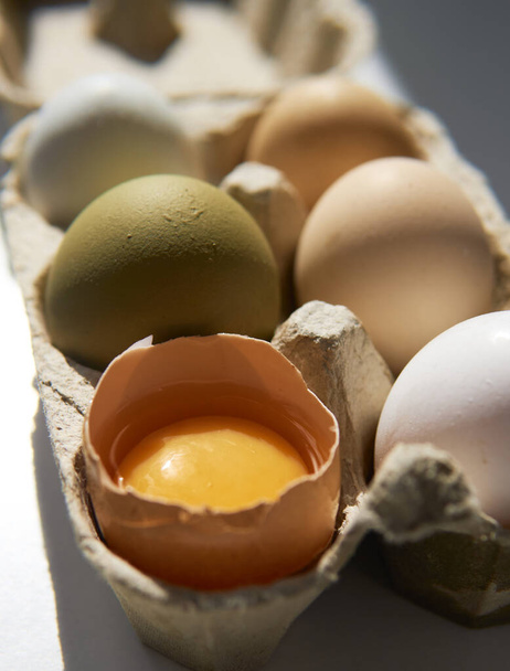 vapaasti laiduntavat kananmunat pahvilaatikossa, jossa on käsin kirjoitettu "onnelliset munat". - Valokuva, kuva