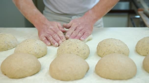 Teig kneten. Bäcker bereitet den Teig für Brot zu. Herstellung von Backwaren. Der Bäcker stellt Teigwaren her. Hochwertiges 4k Filmmaterial - Filmmaterial, Video