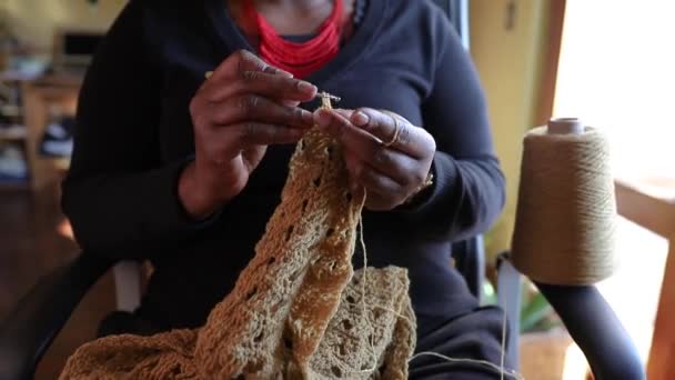 Manos de una mujer haciendo un vestido de ganchillo, proceso de tejer hilo - Metraje, vídeo