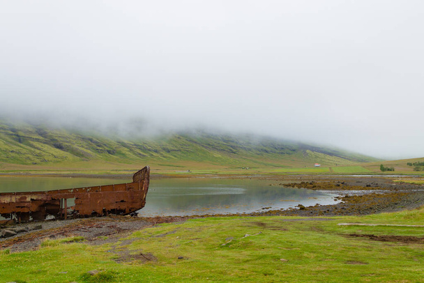 Naufragio del fiordo de Mjoifjordur, este de Islandia. Vista de Islandia - Foto, Imagen