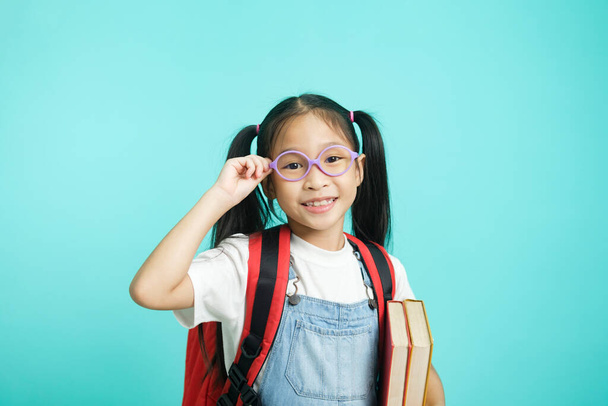 Gros plan gamin élèves fille souriant tenant livre, aller à l'école. concept scolaire. - Photo, image
