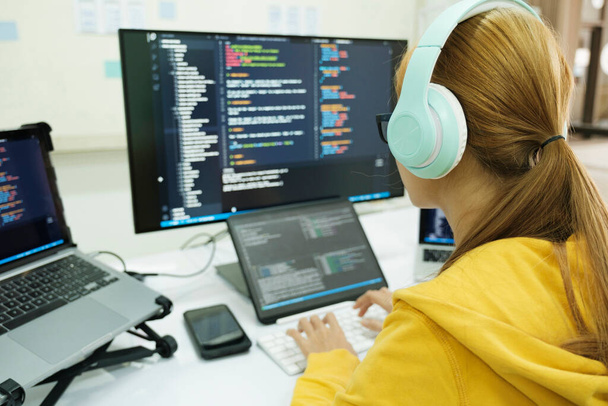 Kapat Programcı kodlama ve programlama yazılımı. İş kadını ofiste bilgisayarla çalışıyor.. - Fotoğraf, Görsel