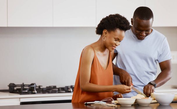 Ти можеш відчути любов. молода пара на кухні робить їжу вдома
 - Фото, зображення