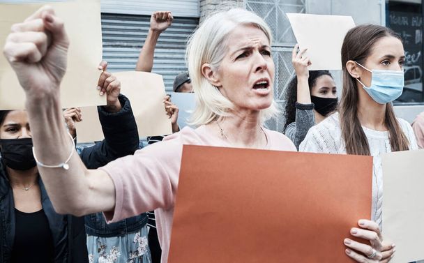 Its my body its my choice. a mature woman protesting the covid vaccine - 写真・画像