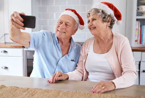 Remember me... an elderly couple taking a festive selfie at home - Foto, Bild