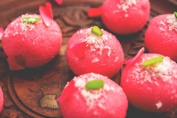 Delicious Pink Chumchum or rose flavour cham cham or Rasgulla or Rasagola, Rosogola, Rosogolla - Foto, Imagem