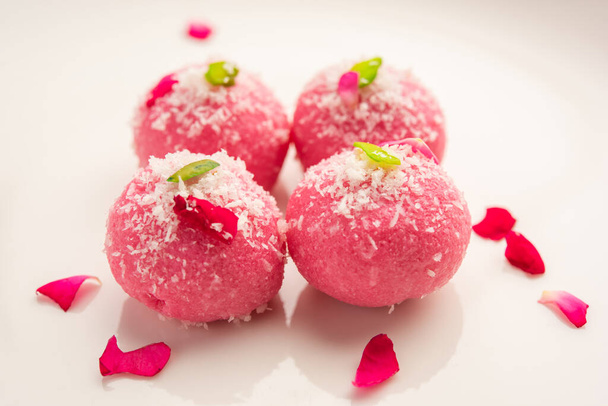 Delicious Pink Chumchum or rose flavour cham cham or Rasgulla or Rasagola, Rosogola, Rosogolla - Foto, imagen
