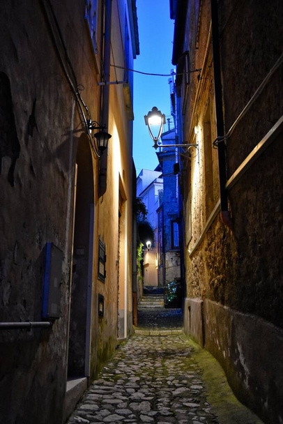 A vertical shot of a narrow street in the evening in Caiazzo, a medieval village near Naples, Italy - Foto, imagen