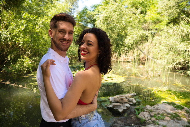 Молода пара латинських танцюристів, вродливих і закоханих, ходять по парку, показуючи свою любов. Жінка і чоловік щасливі, кохають і кохають одне одного. Кохання. - Фото, зображення